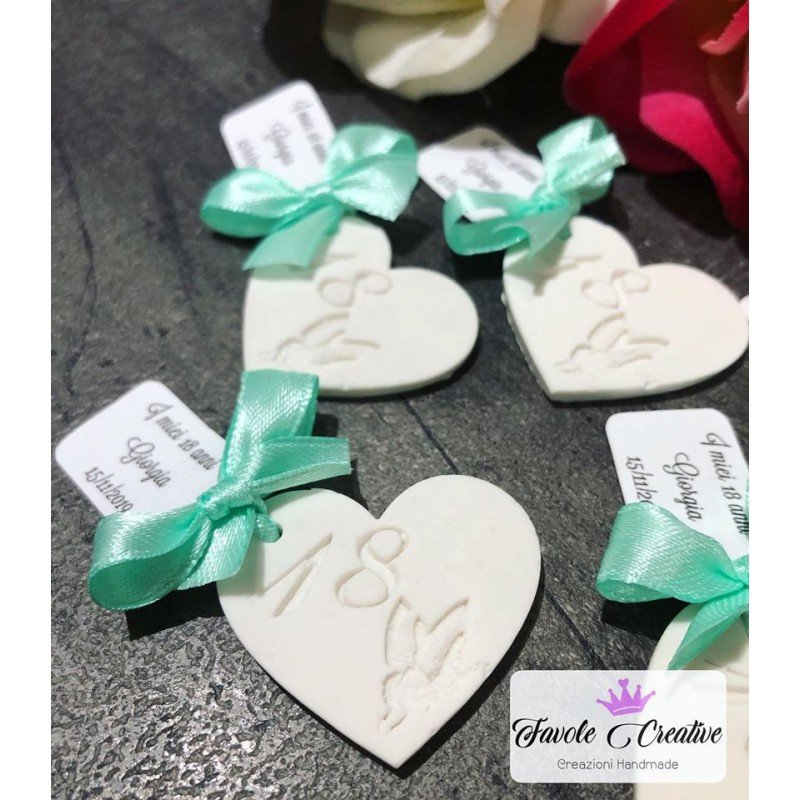Gessetto CUORE 18 ANNI CON TAG E FIOCCO Gessetto CUORE 18 ANNI CON TAG E FIOCCO