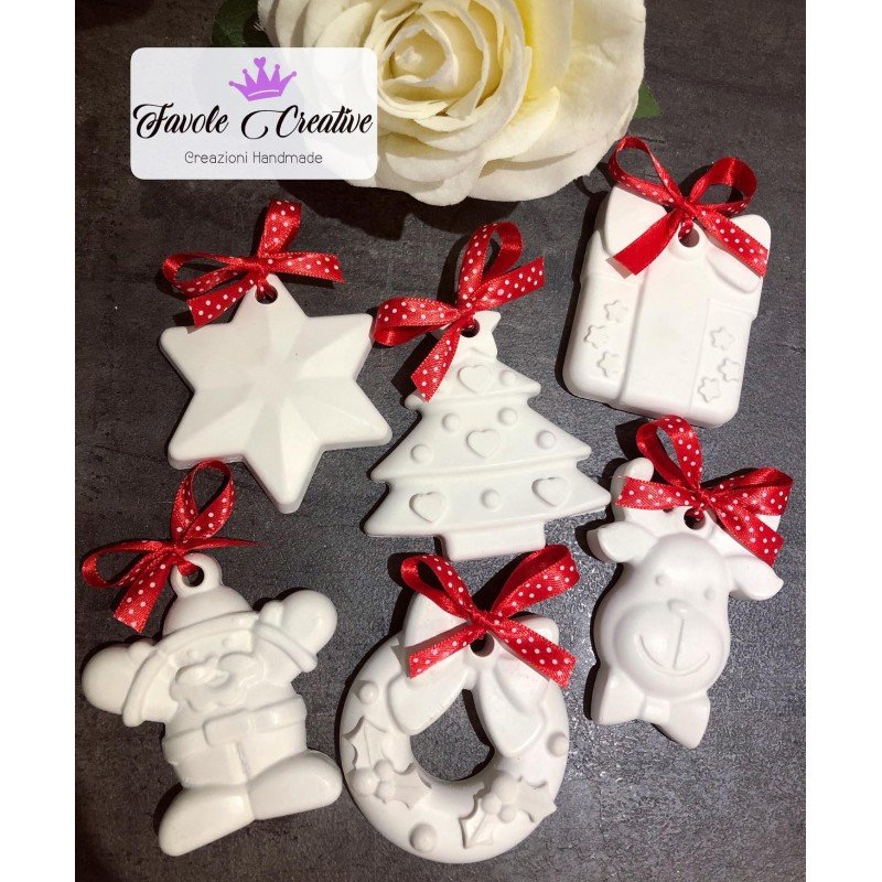 Set Gessetti Profumati Natalizi con Fiocco Rosso - 6 Modelli per Decorazioni e Bomboniere di Natale Set Gessetti Profumati Natalizi con Fiocco Rosso - 6 Modelli per Decorazioni e Bomboniere di Natale