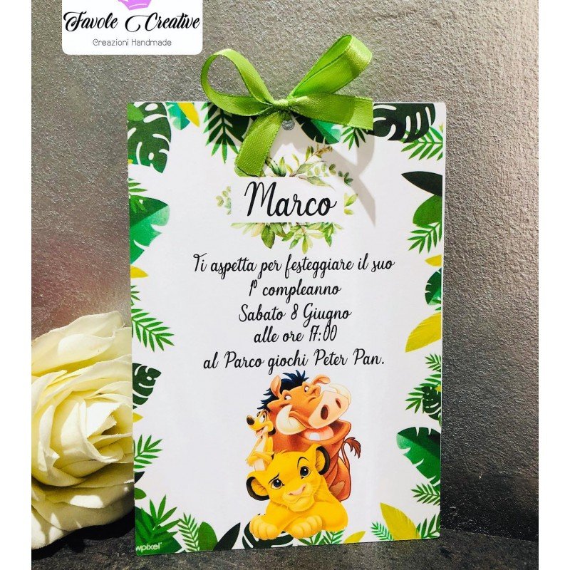 Invito Compleanno o Battesimo Re Leone – Simba Timon e Pumba con Fiocco Verde Invito Compleanno o Battesimo Re Leone – Simba Timon e Pumba con Fiocco Verde