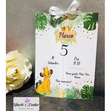 Invito Re Leone con Simba – Testo Semplificato e Grafica a Tema Verde