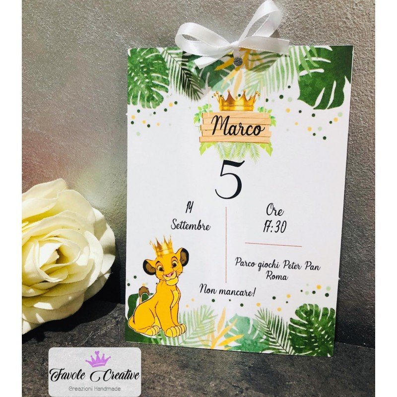 Invito Re Leone con Simba – Testo Semplificato e Grafica a Tema Verde Invito Re Leone con Simba – Testo Semplificato e Grafica a Tema Verde