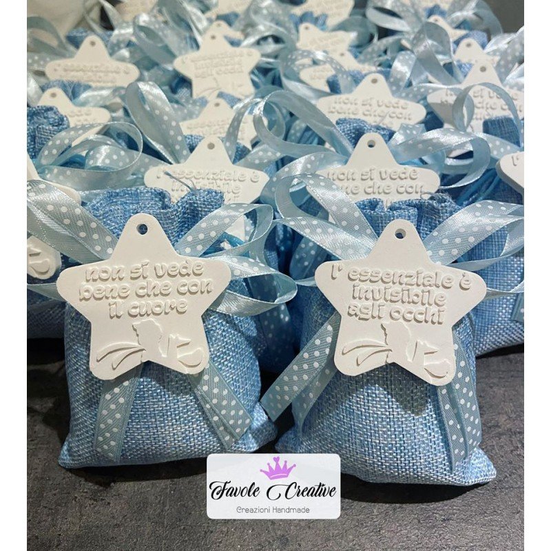 Sacchetto Portaconfetti Yuta Celeste con Gessetto Profumato – Tema Il Piccolo Principe Sacchetto Portaconfetti Yuta Celeste con Gessetto Profumato – Tema Il Piccolo Principe