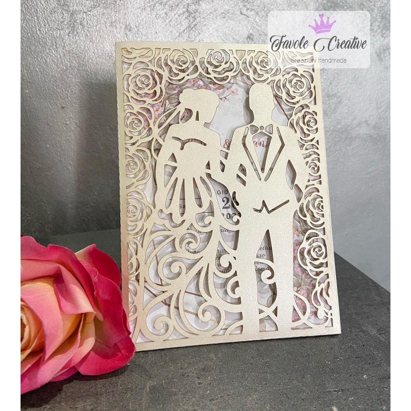 Invito Matrimonio Elegante Taglio Laser con Sposi Intagliati e Grafica Floreale Personalizzata