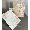 Invito Matrimonio Elegante Taglio Laser con Sposi Intagliati e Grafica Floreale Personalizzata