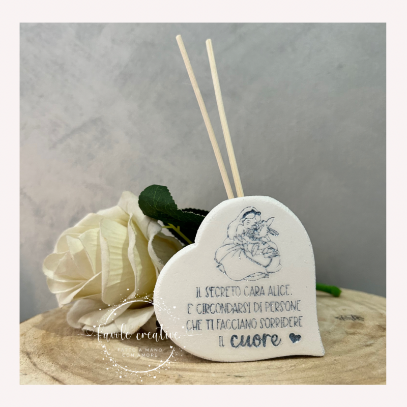 Cuore Profumato Alice Nel Paese Delle Meraviglie | Frase Incisa Colorata per Bomboniere Battesimo, Nascita, Compleanno Cuore Profumato Alice Nel Paese Delle Meraviglie | Frase Incisa Colorata per Bomboniere Battesimo, Nascita, Compleanno