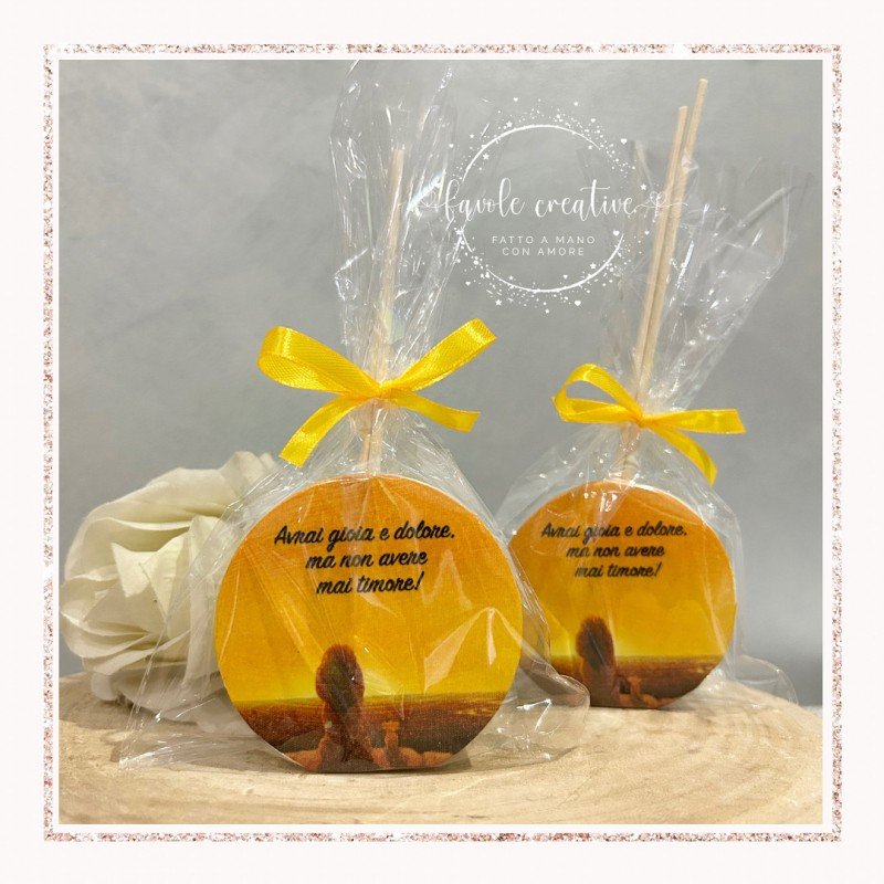 Profumatore Rotondo Simba Personalizzato | Bomboniera con Bustina Trasparente per Battesimo, Nascita Profumatore Rotondo Simba Personalizzato | Bomboniera con Bustina Trasparente per Battesimo, Nascita