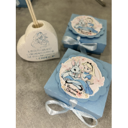 Scatolina Alice nel Paese delle Meraviglie Celeste con Profumatore a Cuore – Bomboniera Personalizzata