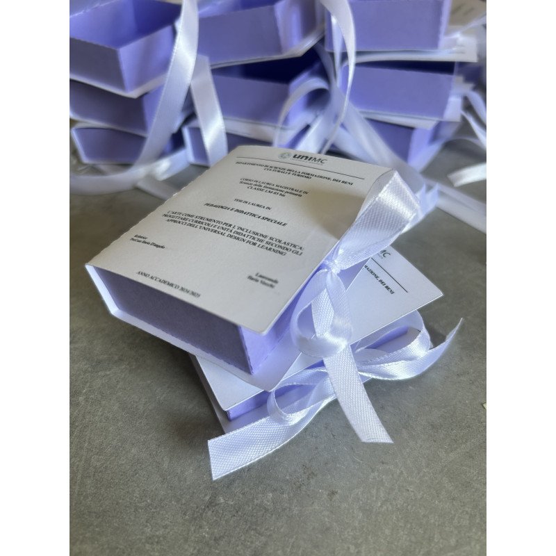 Scatoletta Laurea Libro con Frontespizio Personalizzato | Base Lilla, Copertina Bianca, Fiocco Bianco