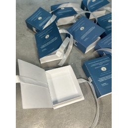 Scatoletta Laurea Libro con Frontespizio Personalizzato | Base Bianca, Copertina Blu, Scritta Bianca