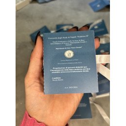 Scatoletta Laurea Libro con Frontespizio Personalizzato | Base Bianca, Copertina Blu, Scritta Bianca