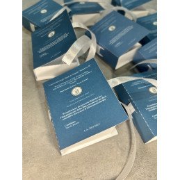 Scatoletta Laurea Libro con Frontespizio Personalizzato | Base Bianca, Copertina Blu, Scritta Bianca