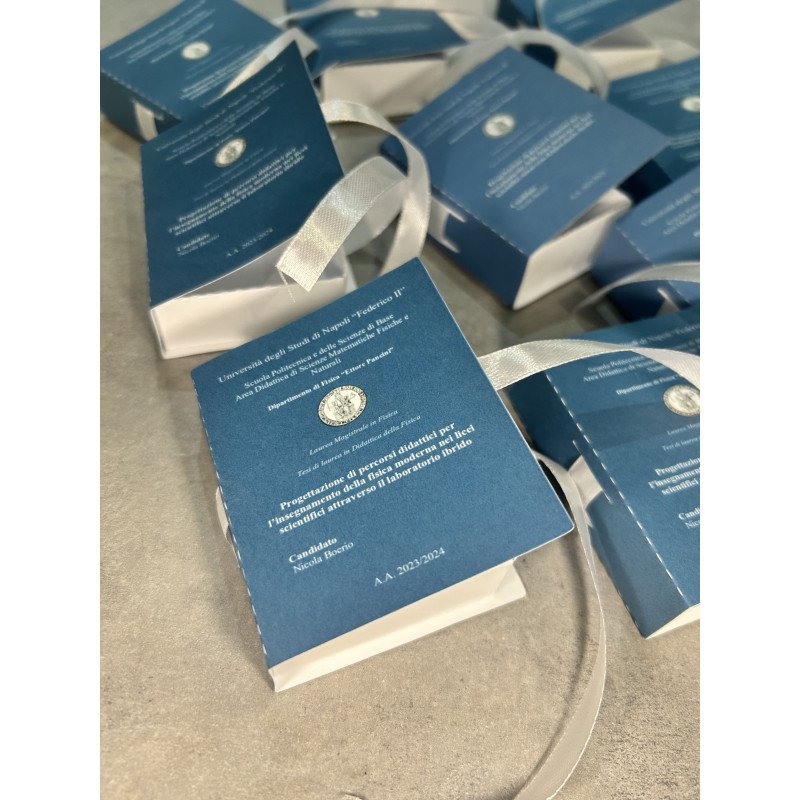 Scatoletta Laurea Libro con Frontespizio Personalizzato | Base Bianca, Copertina Blu, Scritta Bianca