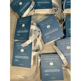 Scatoletta Laurea Libro con Frontespizio Personalizzato | Base Bianca, Copertina Blu, Scritta Bianca