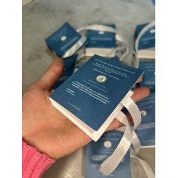 Scatoletta Laurea Libro con Frontespizio Personalizzato | Base Bianca, Copertina Blu, Scritta Bianca