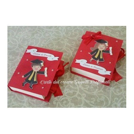 Scatolina Libro Laurea Portaconfetti Personalizzata con Personaggio e Targhetta