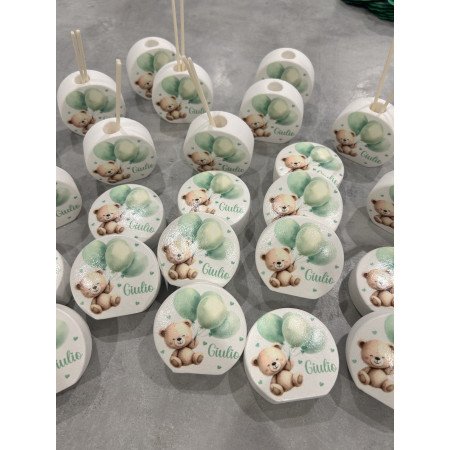 Profumatore personalizzato orsetto verde – Bomboniera artigianale con nome e bastoncini