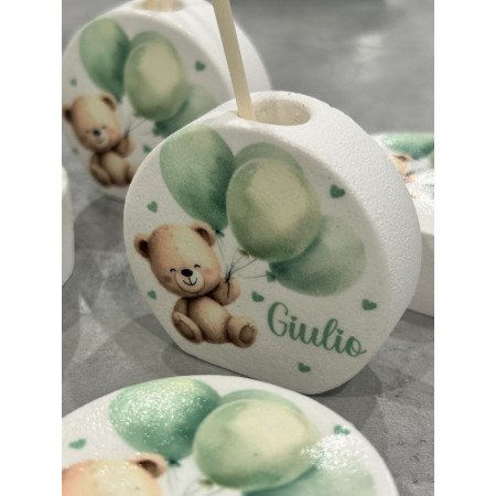 Profumatore personalizzato orsetto verde – Bomboniera artigianale con nome e bastoncini