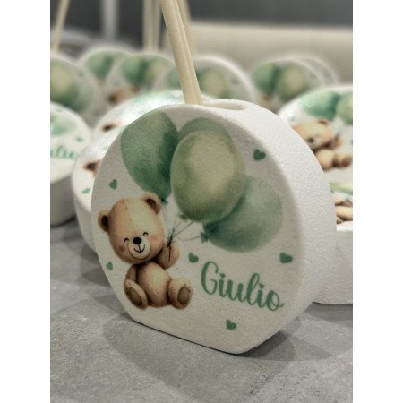 Profumatore personalizzato orsetto verde – Bomboniera artigianale con nome e bastoncini