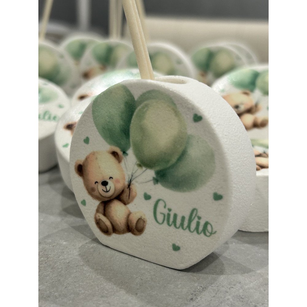 Profumatore personalizzato orsetto verde – Bomboniera artigianale con nome e bastoncini