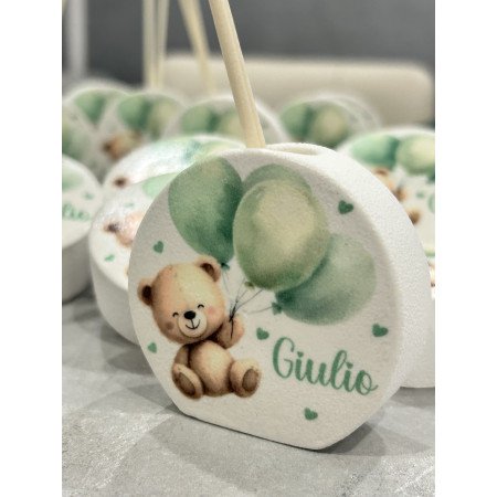 Profumatore personalizzato orsetto verde – Bomboniera artigianale con nome e bastoncini