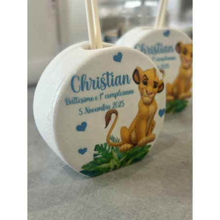 Profumatore Personalizzato Simba per Battesimo e Compleanno – Bomboniera Artigianale 6,5 cm | Favole Creative