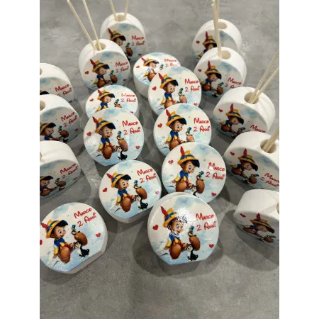 Profumatore Personalizzato Tema Pinocchio 6,5 cm – Bomboniera Artigianale con Bastoncini