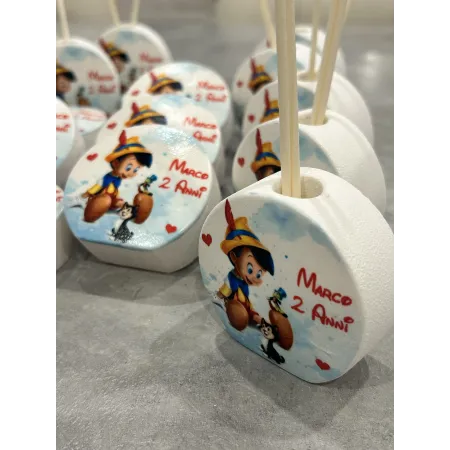 Profumatore Personalizzato Tema Pinocchio 6,5 cm – Bomboniera Artigianale con Bastoncini