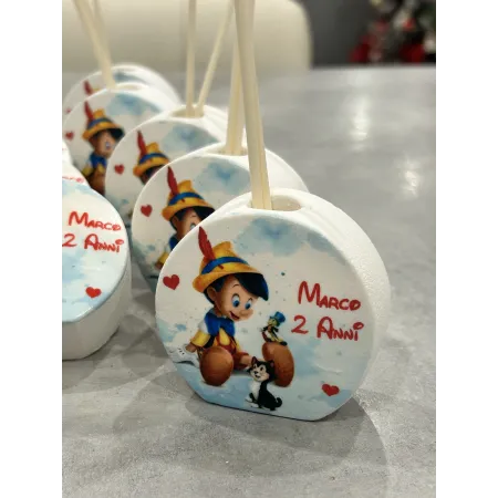Profumatore Personalizzato Tema Pinocchio 6,5 cm – Bomboniera Artigianale con Bastoncini
