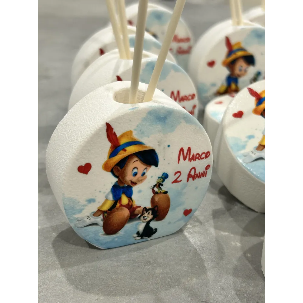 Profumatore Personalizzato Tema Pinocchio 6,5 cm – Bomboniera Artigianale con Bastoncini