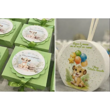 Bomboniera Profumatore Tema Simba Verde Mela – Primo Compleanno Personalizzata
