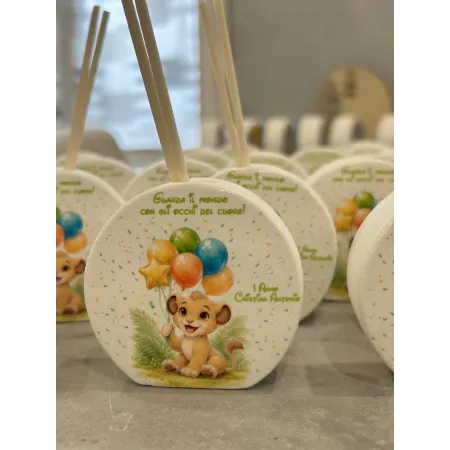 Bomboniera Profumatore Tema Simba Verde Mela – Primo Compleanno Personalizzata