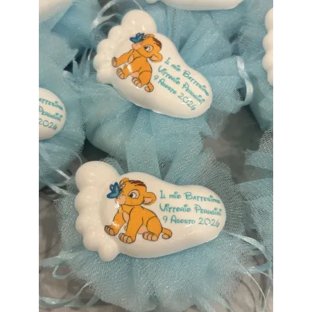 Bomboniera Battesimo Simba Personalizzata – Piedino in Gesso Profumato con Tulle Celeste