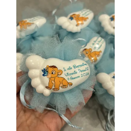 Bomboniera Battesimo Simba Personalizzata – Piedino in Gesso Profumato con Tulle Celeste