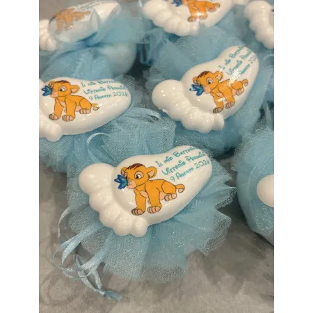 Bomboniera Battesimo Simba Personalizzata – Piedino in Gesso Profumato con Tulle Celeste