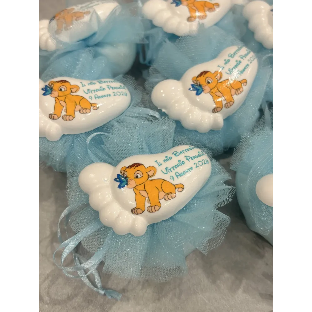 Bomboniera Battesimo Simba Personalizzata – Piedino in Gesso Profumato con Tulle Celeste