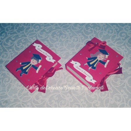 Scatola porta confetti LIBRO CON RAGAZZA/O E NOME LAUREA