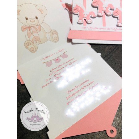 Partecipazione Battesimo Carosello Rosa con Orsetto – Invito Personalizzato Bambina
