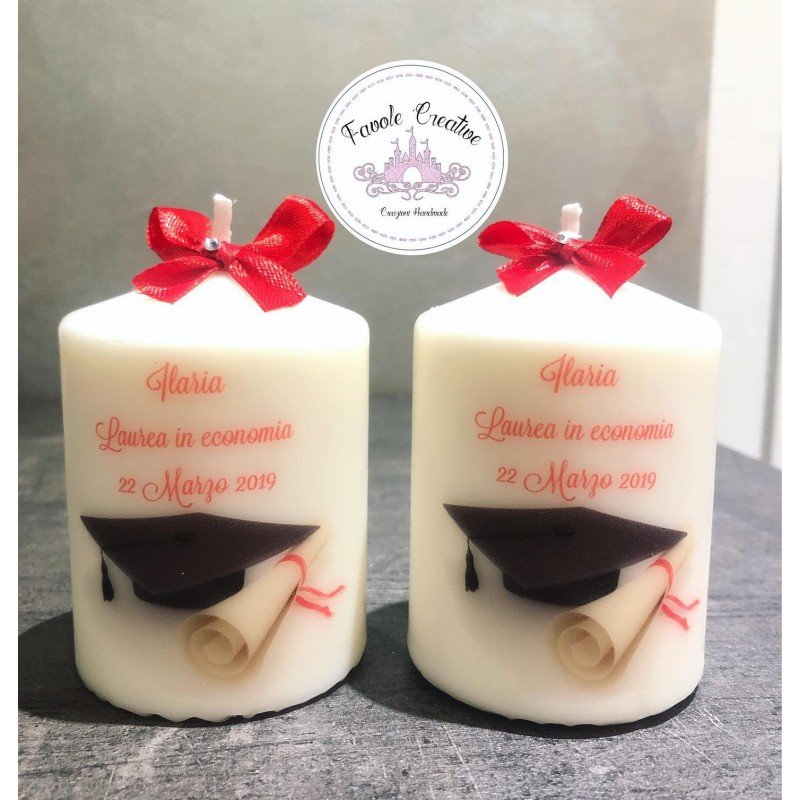 Candela Laurea con Tocco e Fiocco Rosso | Personalizzata con Dedica per Neolaureato/a Candela Laurea con Tocco e Fiocco Rosso | Personalizzata con Dedica per Neolaureato/a